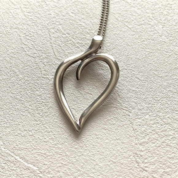 [SOLD] Tiffany & Co. Silver Leaf Pendant Necklace - Picture 2 of 4